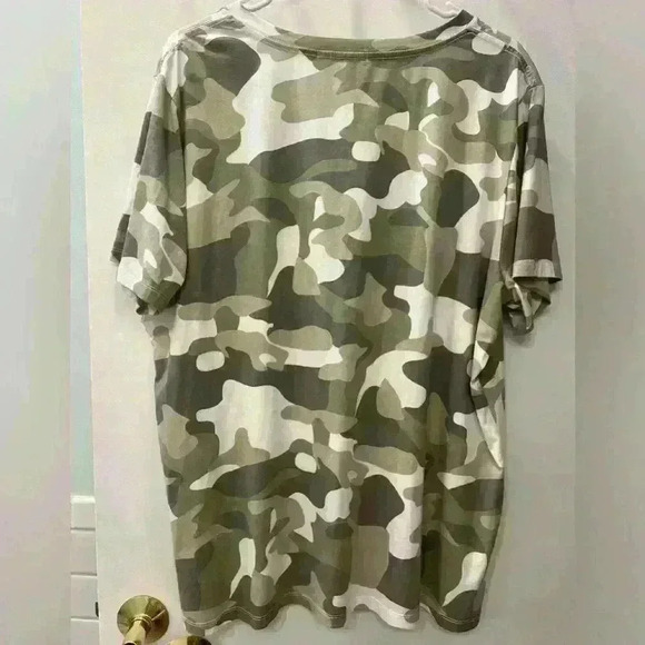 Michelle Mae Camo V-Neck T-Shirt Size 2XL - Picture 4 of 7